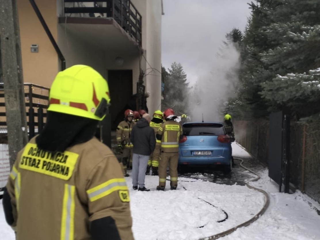 Citroen C4 stanął w ogniu na prywatnej posesji