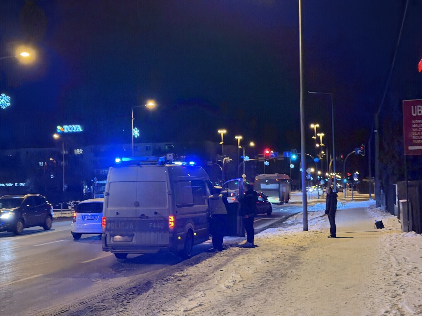 Kolizja na ul. Słowackiego. Skoda uderzyła w słup i blokuje pas ruchu