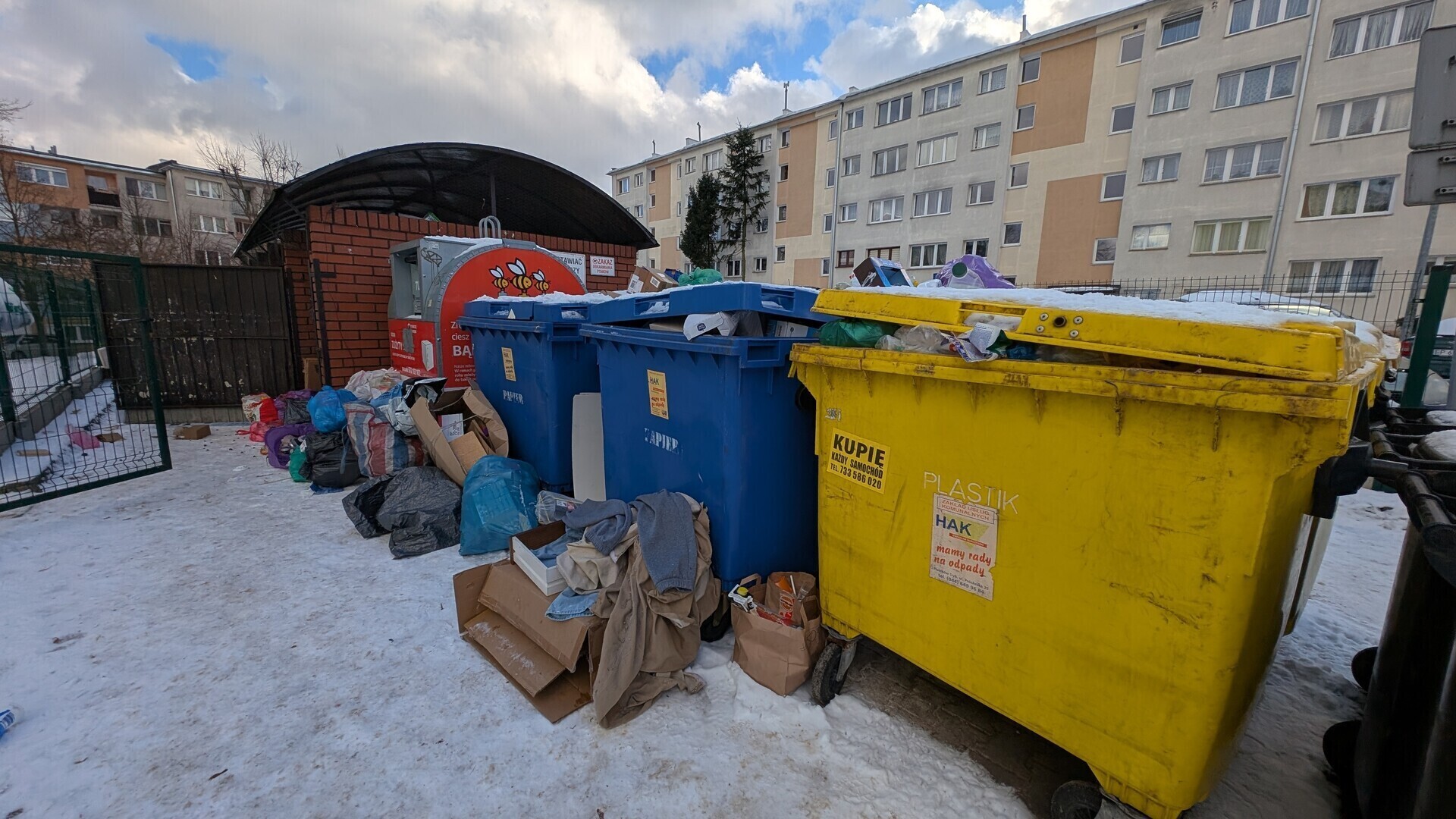 Śmieci miały zniknąć zostały pod blokami. Mieszkańcy alarmują po zmianie firm odbierających odpady