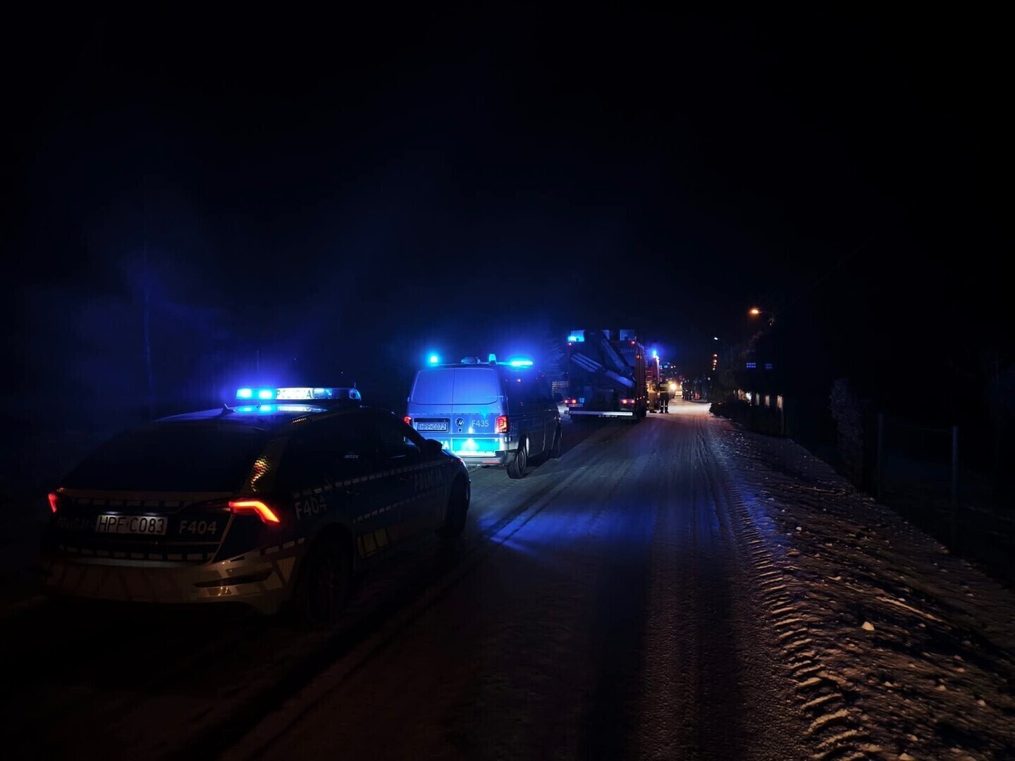 Wypadek w Kafarze. BMW uderzyło w ogrodzenie droga zablokowana