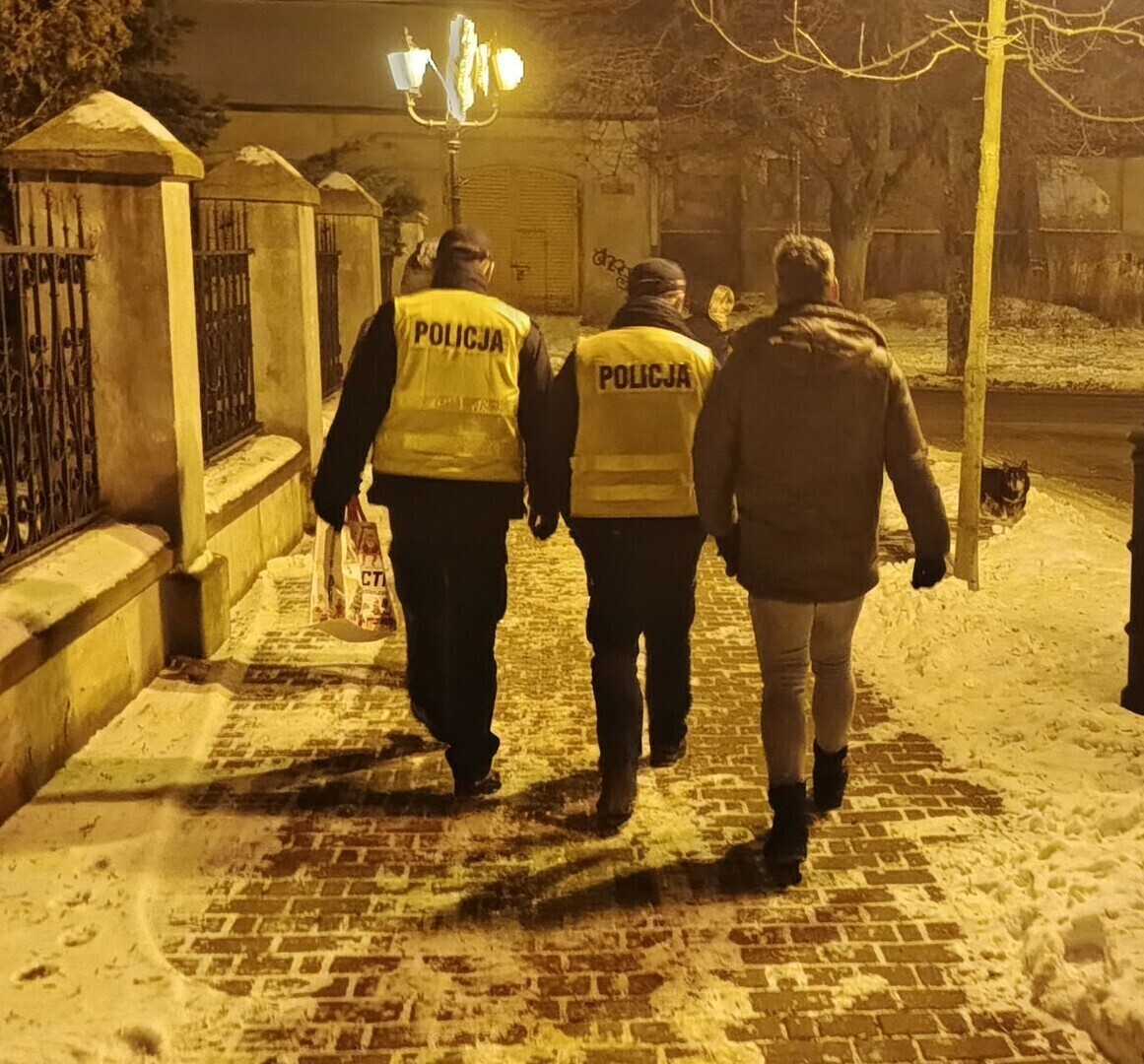 Piotrków. Policjanci i pracownicy MOPR szukali osób potrzebujących pomocy