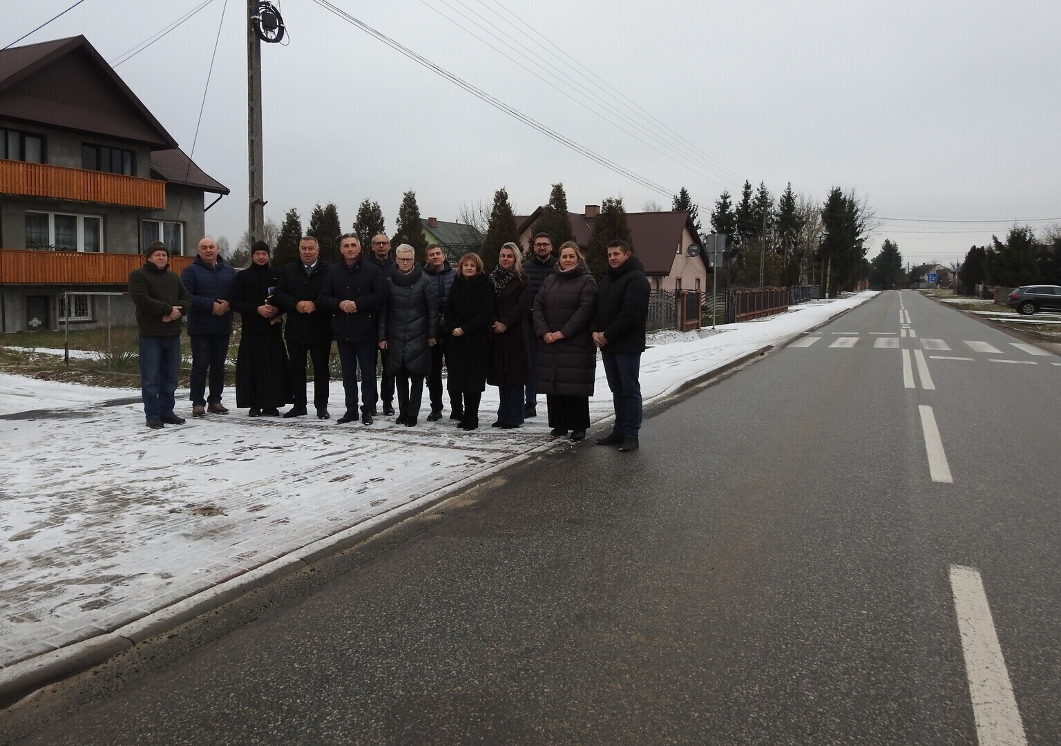 Nowy chodnik w Kamockiej Woli oddany do użytku. Inwestycja poprawi bezpieczeństwo mieszkańców