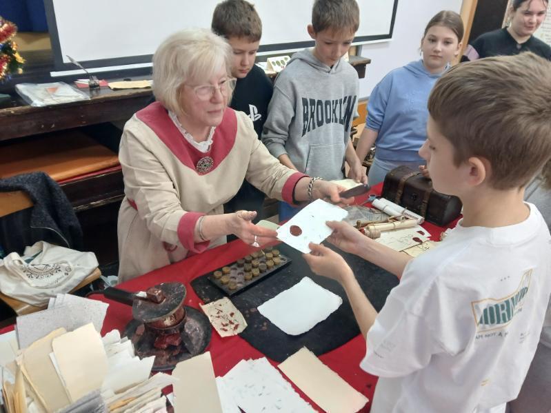 Tradycja i kreatywność w Gminie Aleksandrów uczniowie poznawali sztukę czerpania papieru