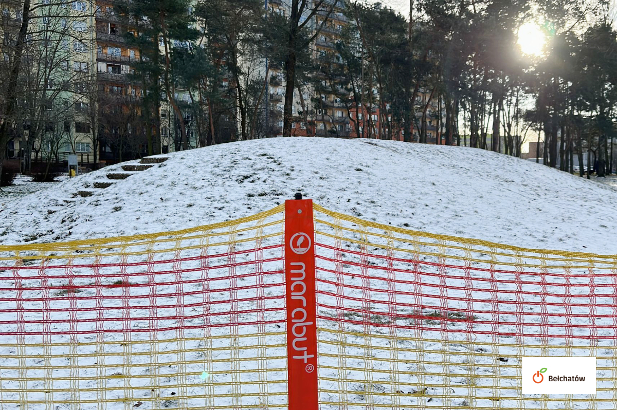 Siatki na osiedlowych górkach dla bezpiecznej jazdy na sankach