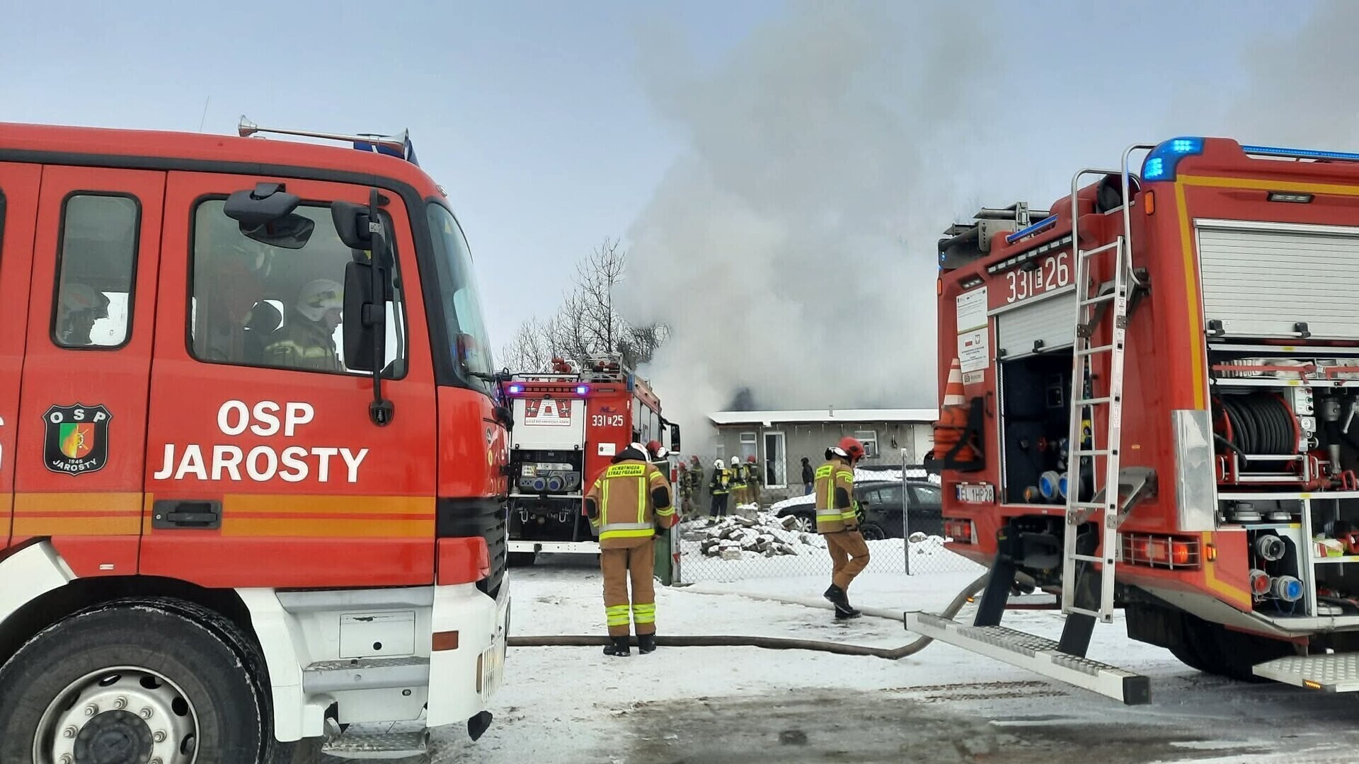 Pożar garażu w Michałowie. Samochód spłonął doszczętnie uszkodzony także dom