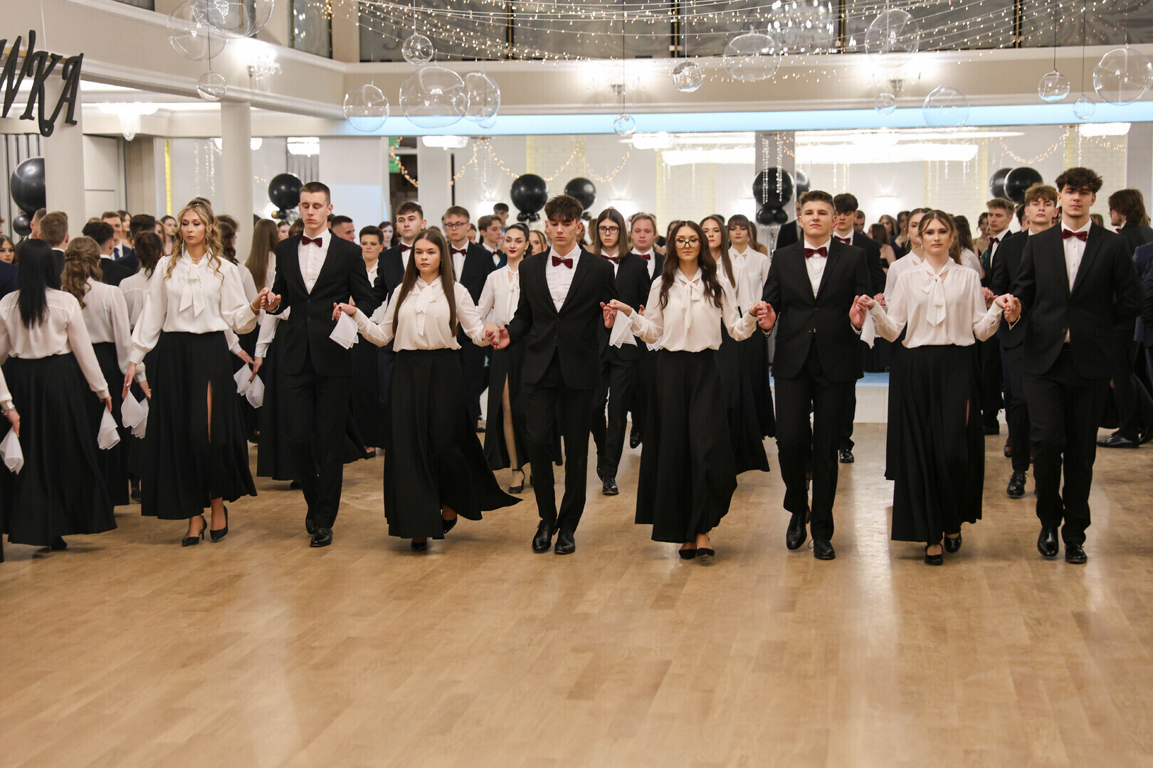 Piękna studniówka III Liceum Ogólnokształcącego w Piotrkowie Trybunalskim 2026 polonez tradycja i elegancki bal maturzystów