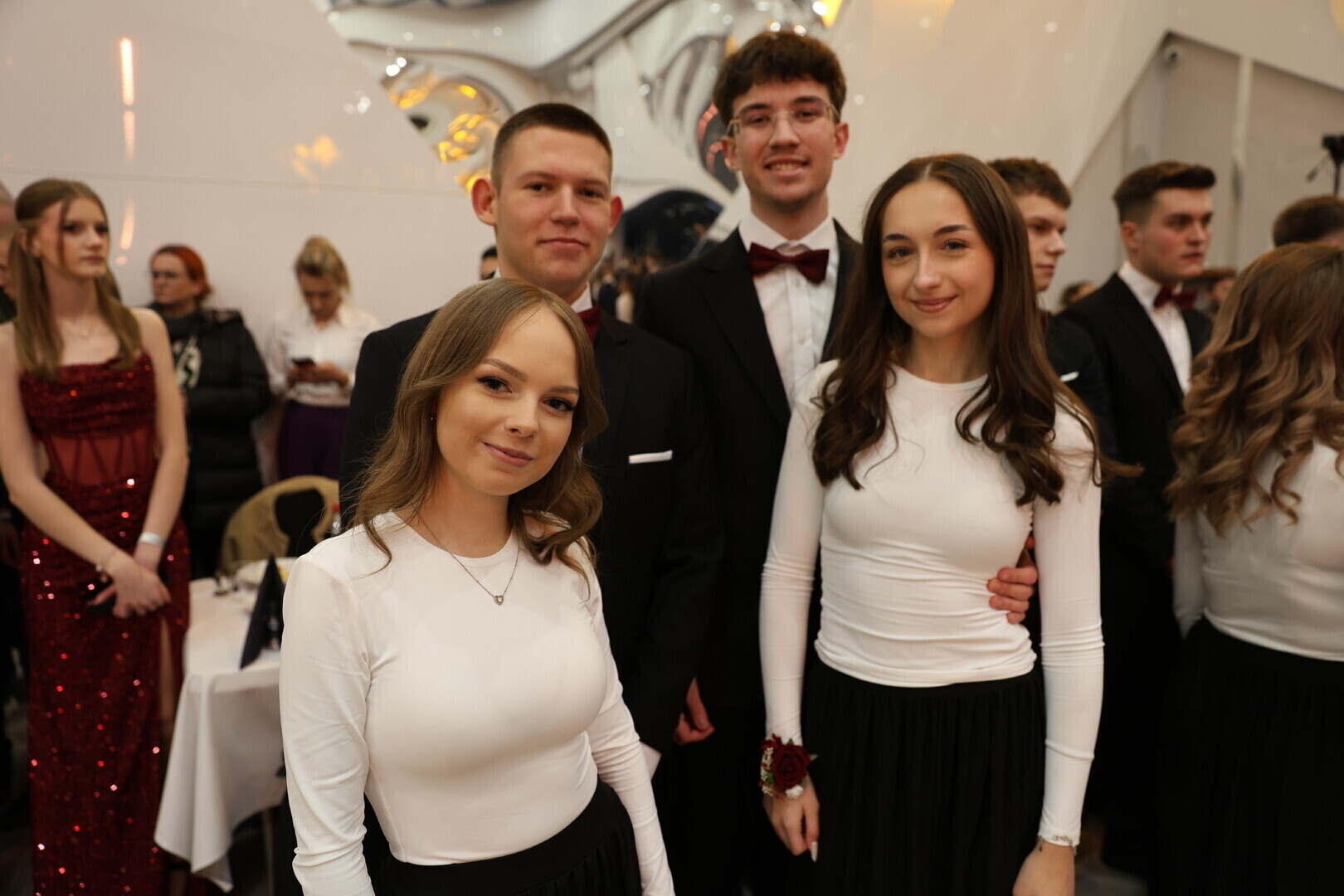 Studniówka TPS w Piotrkowie Trybunalskim zachwycający polonez i świetna zabawa na balu Zespołu Szkół Ponadpodstawowych nr 1