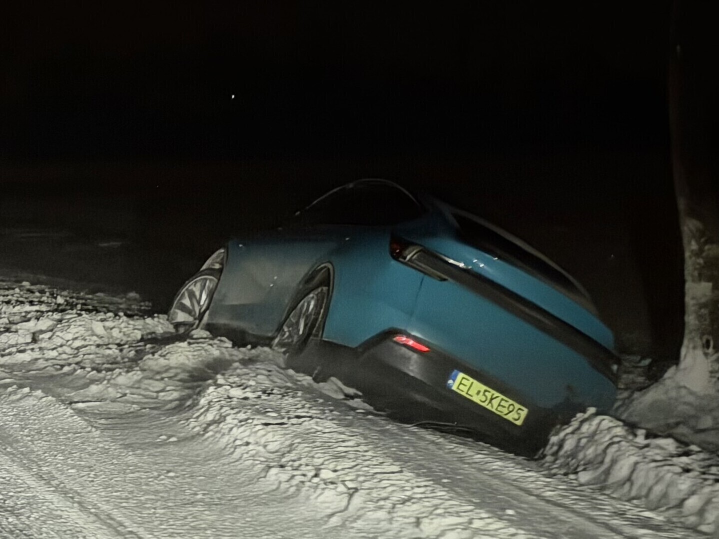 Nowiutka Tesla w rowie. Ślisko na drogach regionu seria kolizji