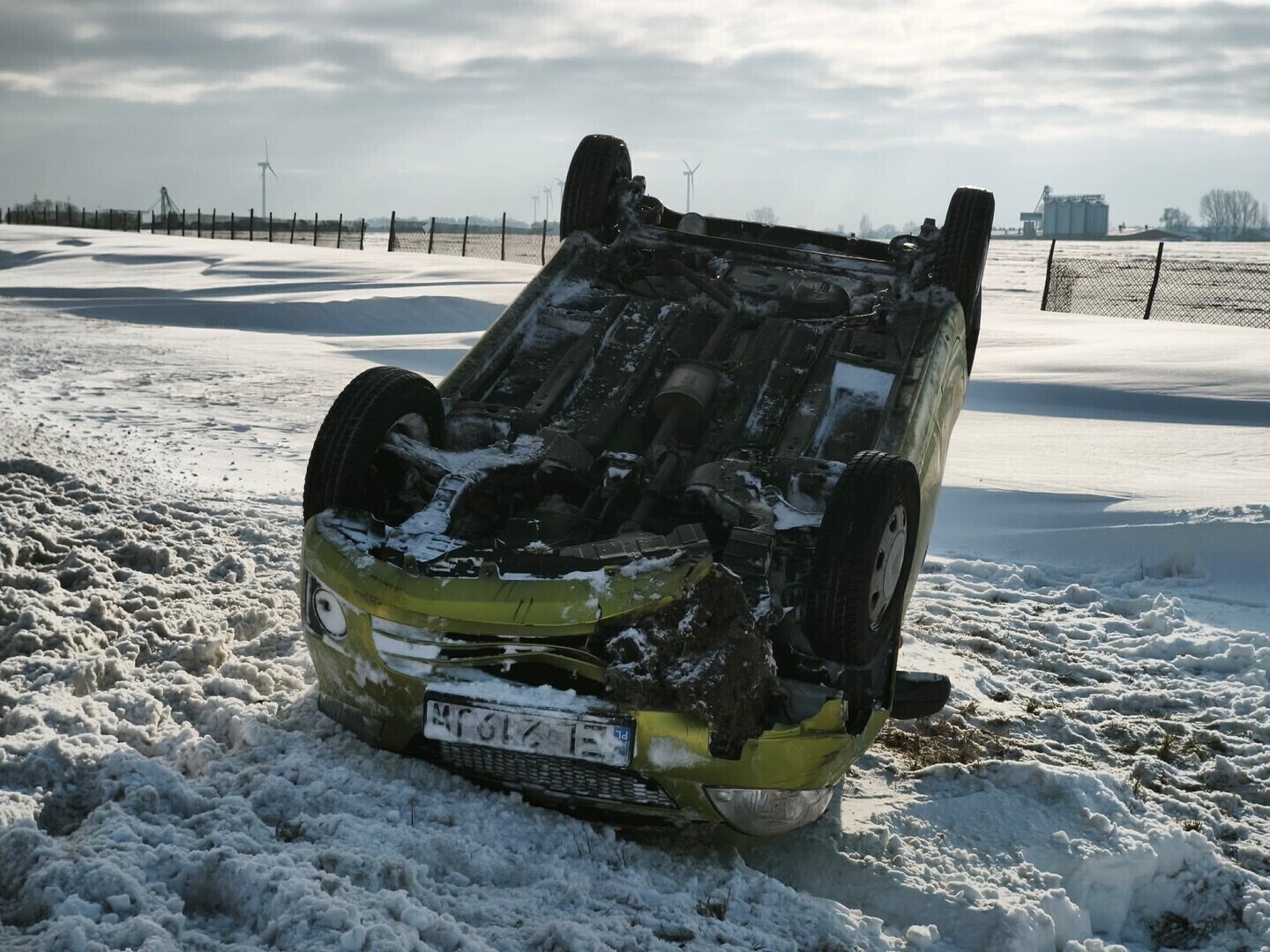 Dachowanie na DK12 w Srocku. Ruch odbywa się wahadłowo