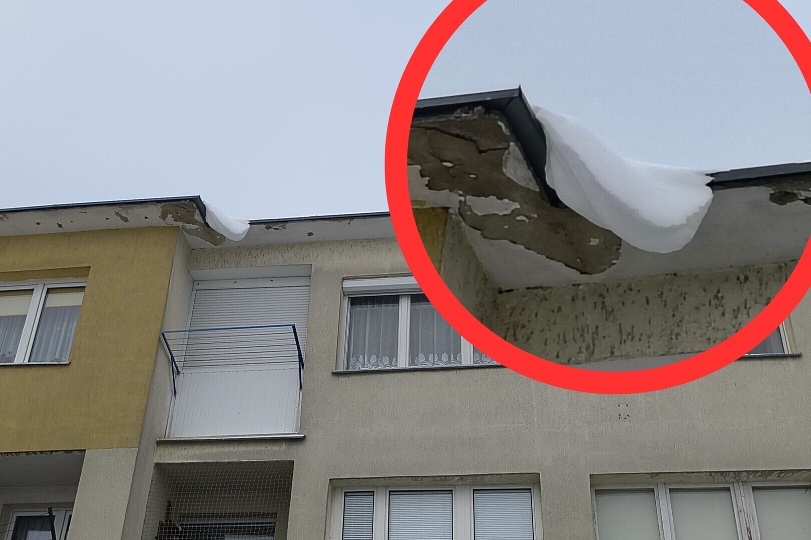 Zalegający śnieg na dachach bloków w Piotrkowie