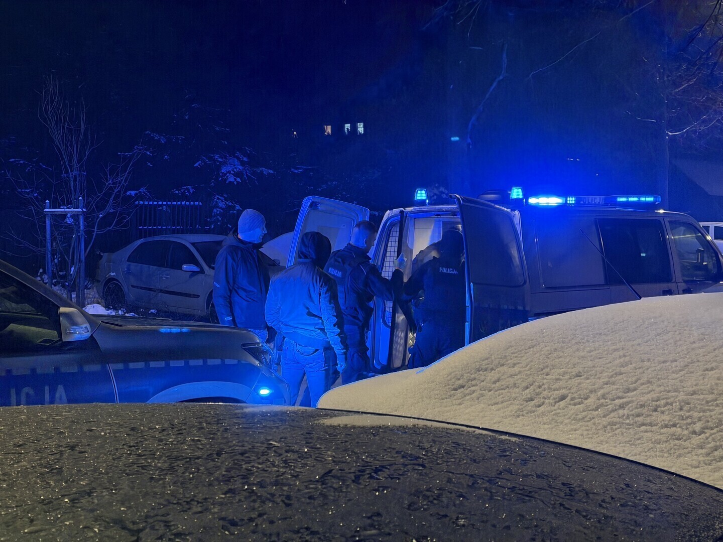 Zabarykadował się w mieszkaniu na Działkowej. W lokalu była kobieta możliwe że także dziecko