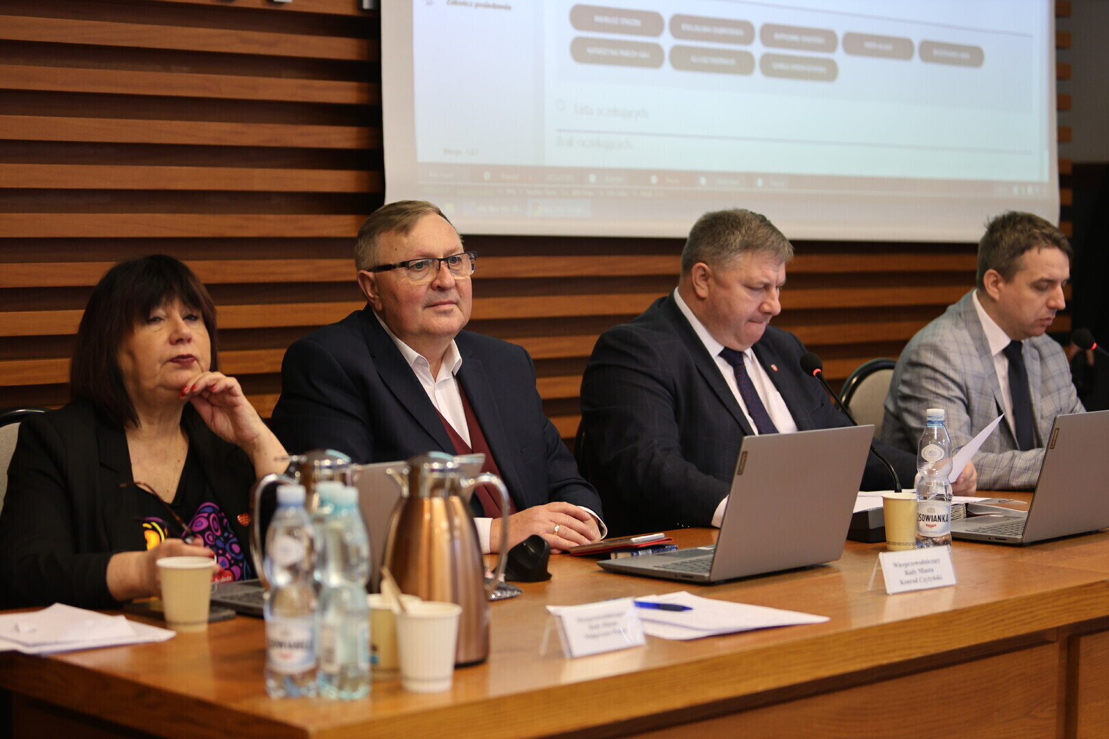 Prezesi miejskich spółek nieobecni prezydent opuścił salę. Nadzwyczajna sesja Rady Miasta w Piotrkowie