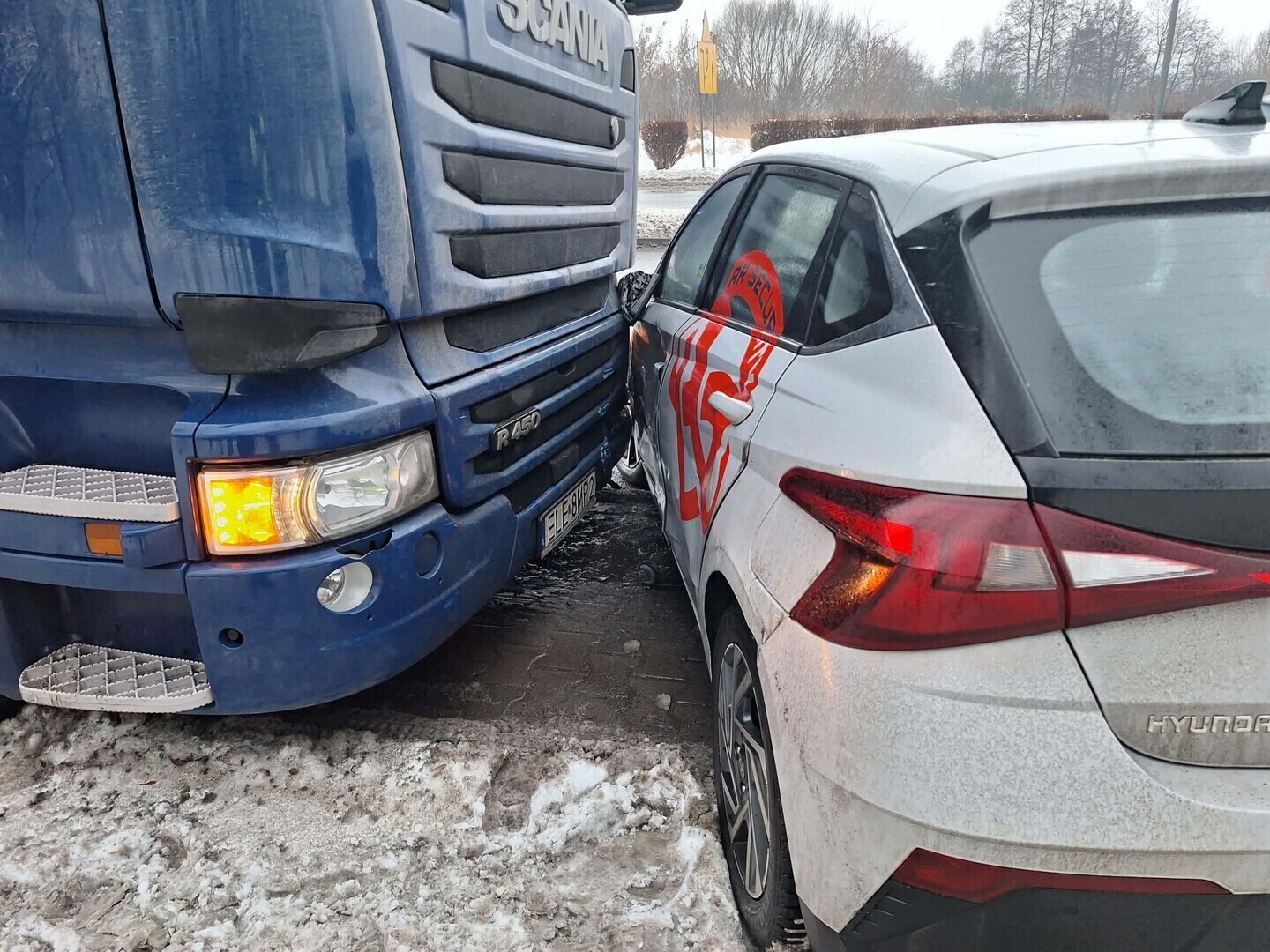 Zderzenie ciężarówki z osobówką na ul. Sulejowskiej w Piotrkowie