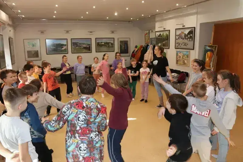 Artystyczne ferie zimowe z MOK ruszają zapisy na kreatywne zajęcia dla dzieci i młodzieży