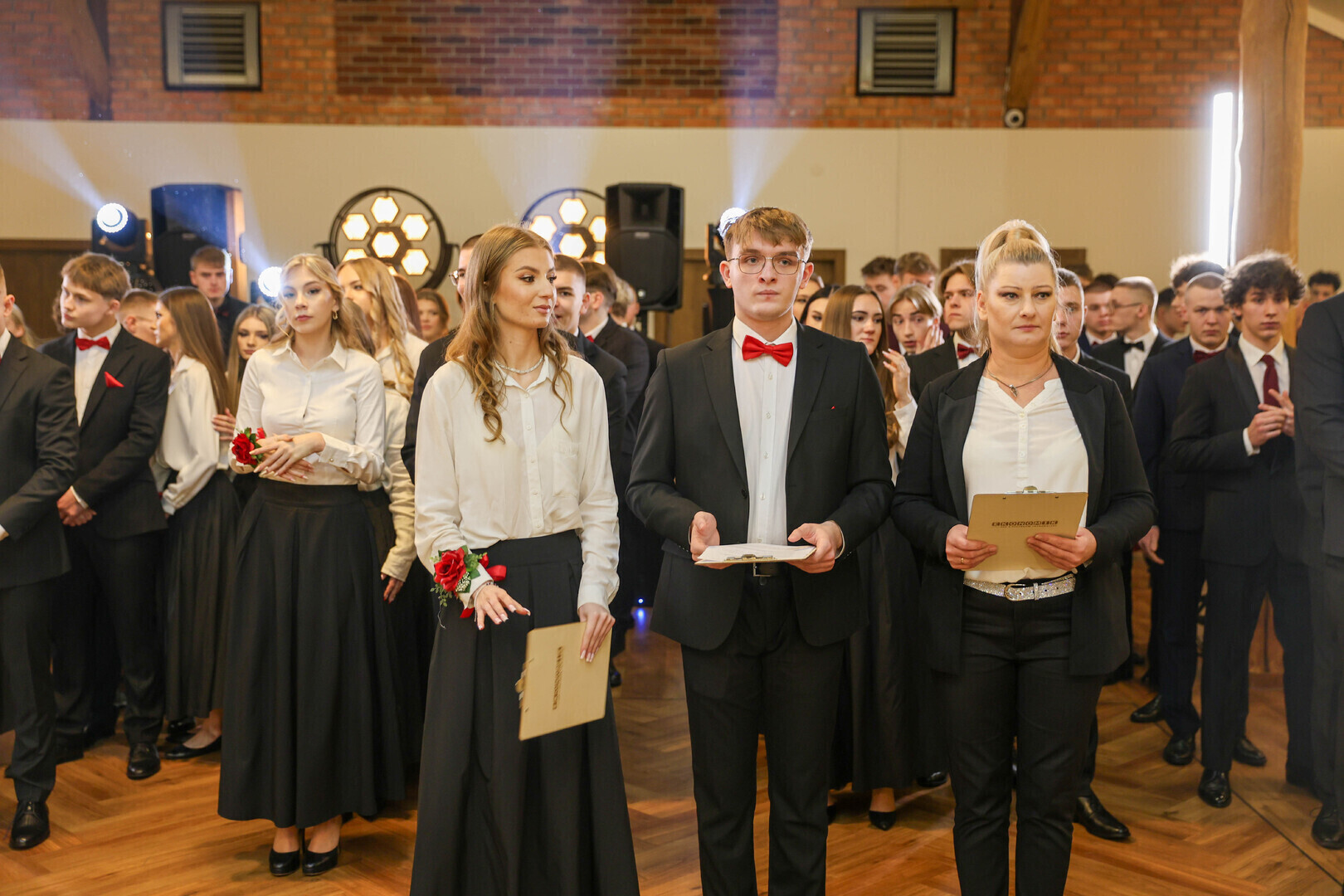 Tak wyglądała studniówka 2026 ZSP nr 5 Ekonomik w Kamieńsku. Maturzyści rozpoczęli od poloneza i tanga