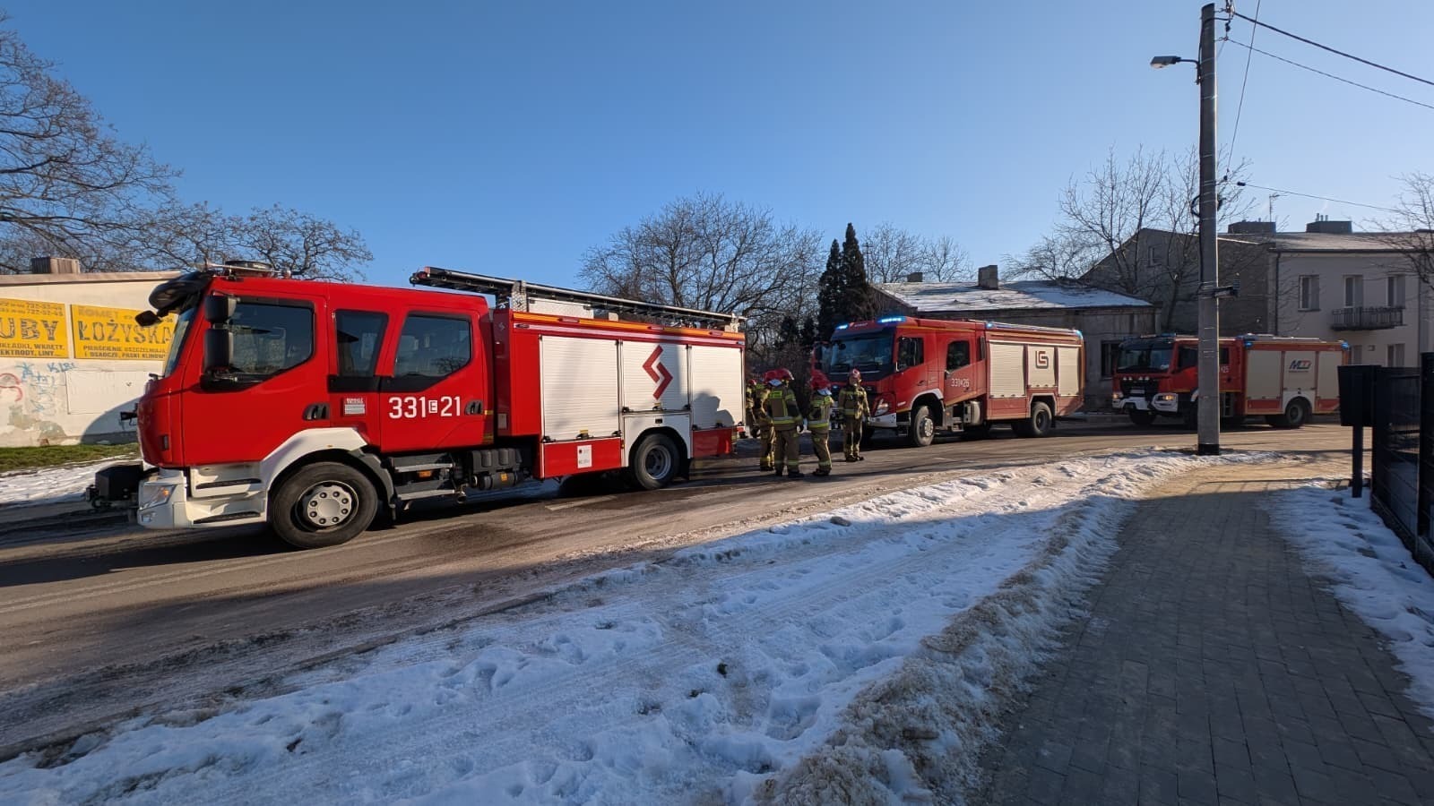 Straż pojechała do pożaru pustostanu. Bezdomni rozpalili ognisko