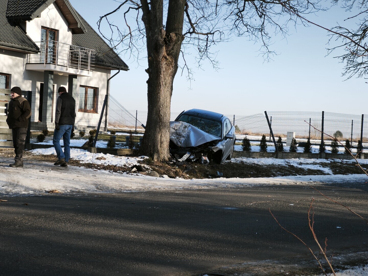 Pijany kierowca Audi uderzył w drzewo. Droga w Stanisławowie całkowicie zablokowana