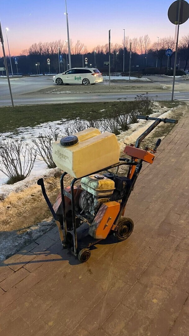 Przecinarka na rondzie Sulejowskim w Piotrkowie Trybunalskim. Leżała na jezdni w godzinach szczytu