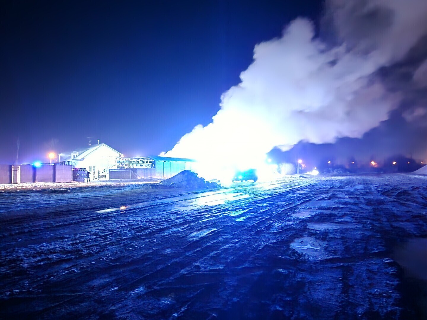 Pożar tartaku w Piotrkowie Trybunalskim. Płonie zakład przy ul. Roosevelta świadkowie mówią o wybuchach