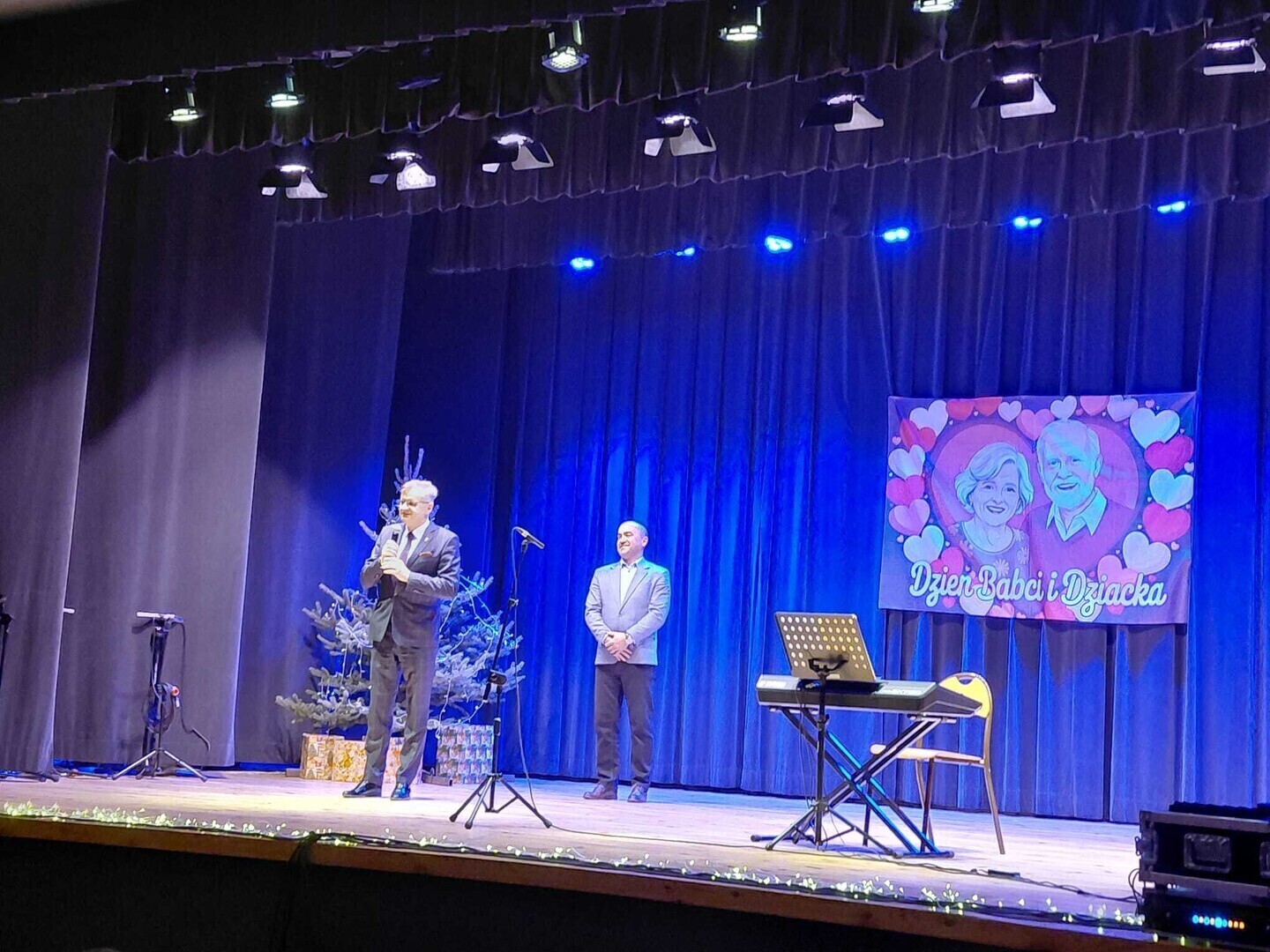 Dzień Babci i Dzień Dziadka w gminie Moszczenica wieczór pełen wzruszeń i radości