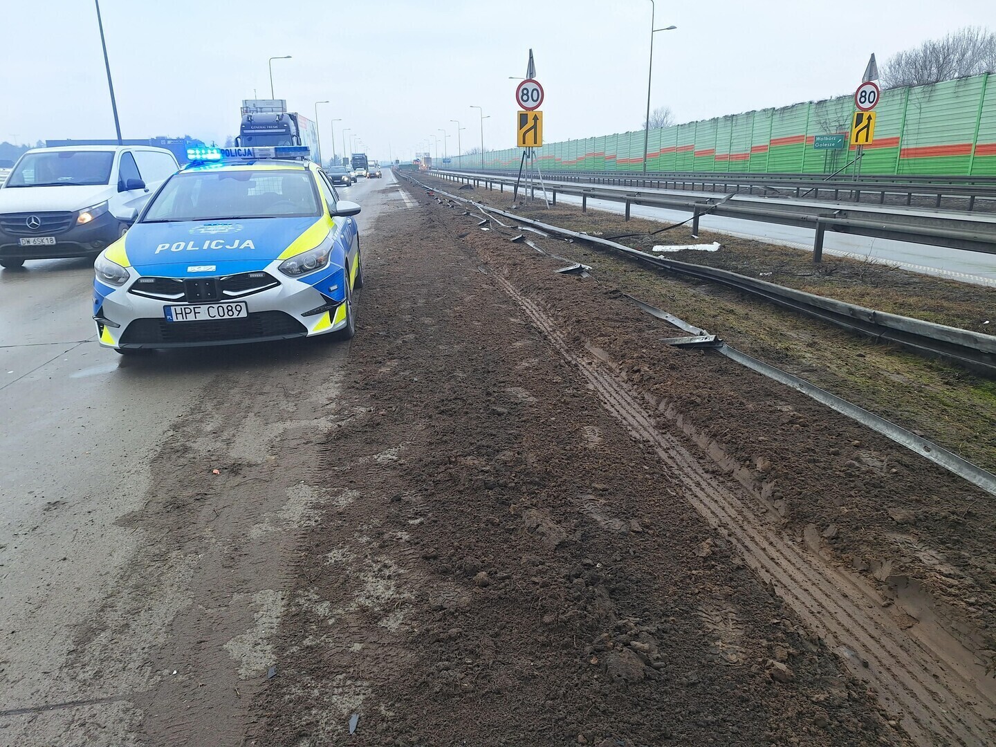 Ciężarówka uderzyła w bariery na S8. Utrudnienia w rejonie Wolborza
