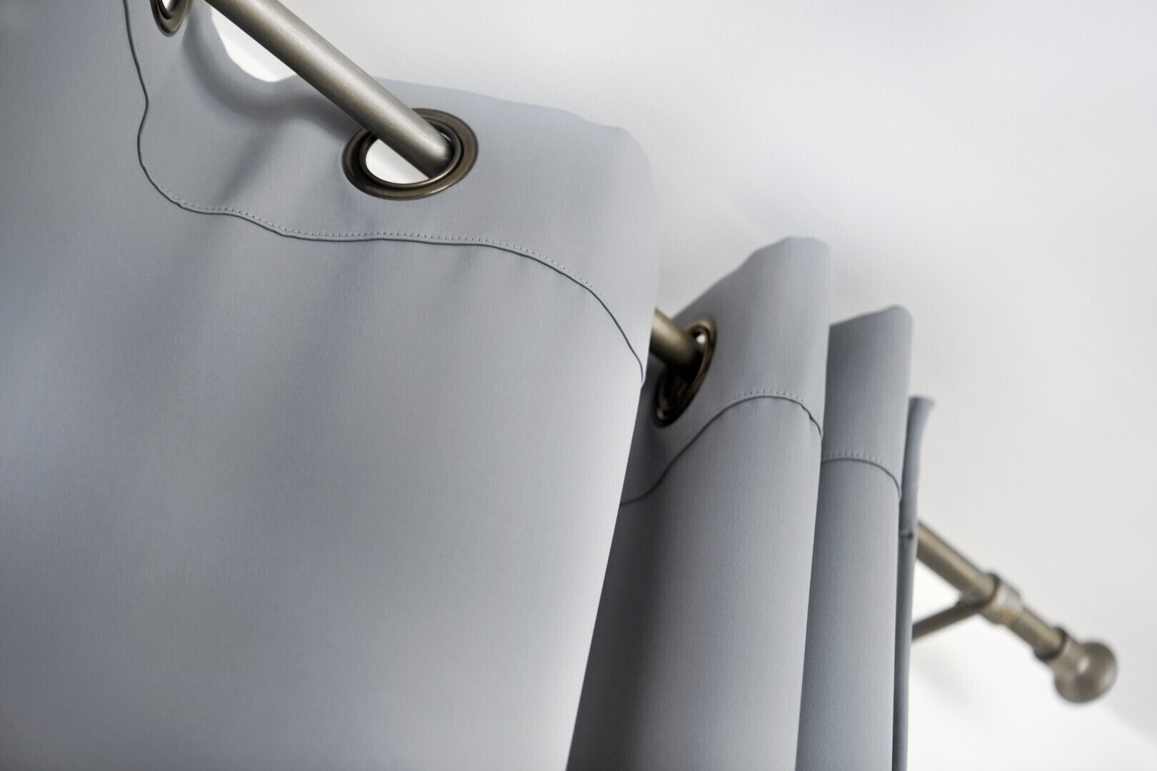 Zasłony na przelotkach nowoczesny sposób na łatwe upięcie tkanin