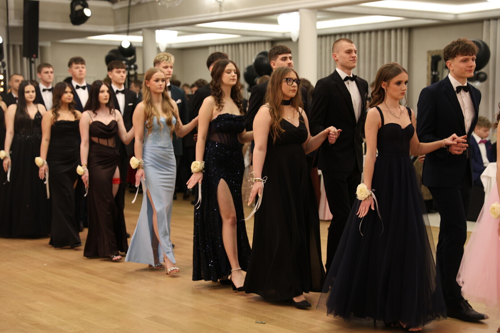 Przepiękny polonez i dużo zabawy na parkiecie. Studniówka IV LO