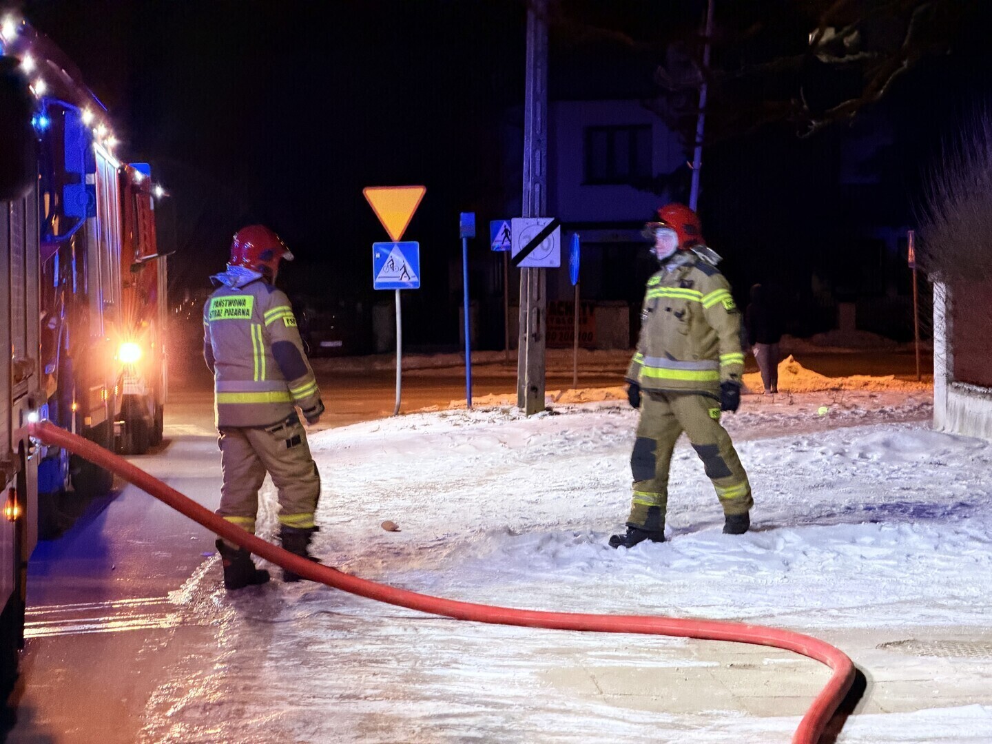 Pożar domu przy Kostromskiej. Jedna osoba zatruła się dymem