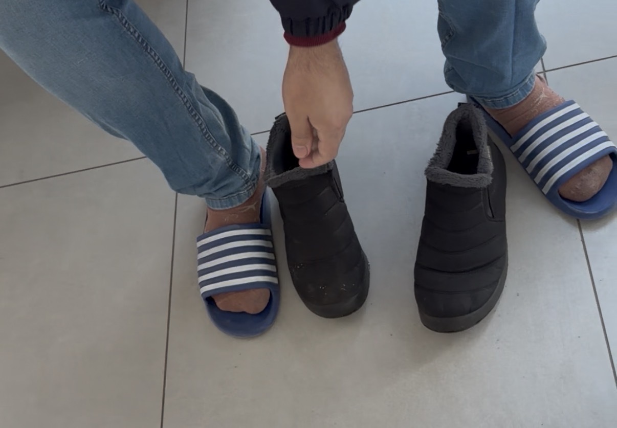 Bezdomni w Piotrkowie Trybunalskim nocują na dworcach i w pustostanach. Jeden z mężczyzn chodził w klapkach przy mrozie