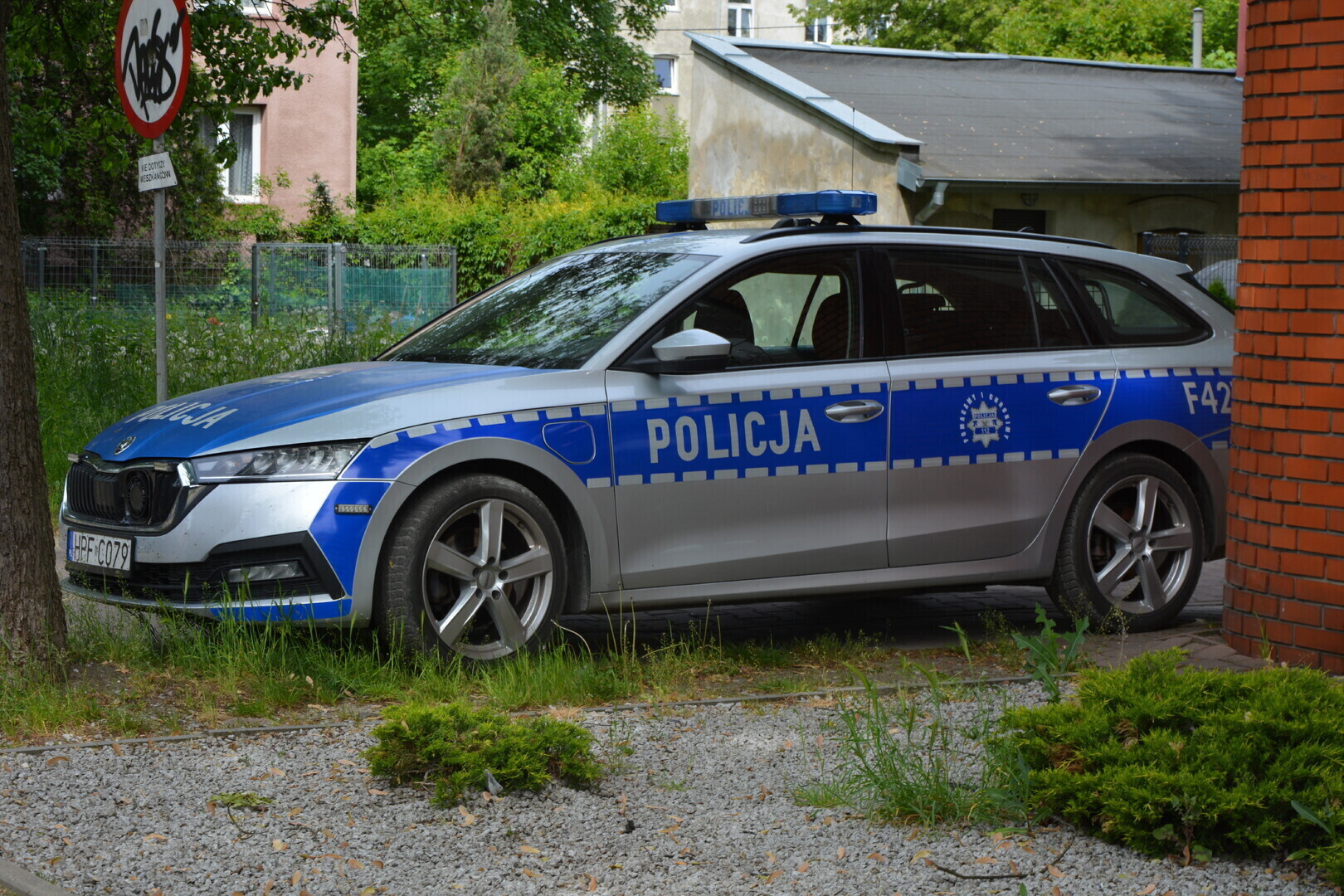 Policja sprawdzi przejawy demoralizacji młodzieży na terenie boiska Orlik w Łękach Szlacheckich