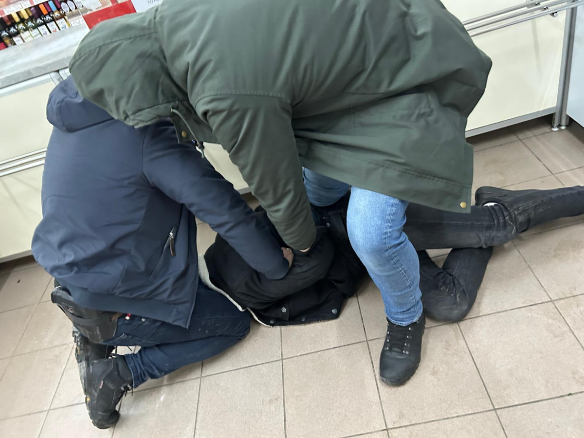 Napadł z nożem na punkt Lotto i ukradł 26 tysięcy. Został aresztowany na 3 miesiące