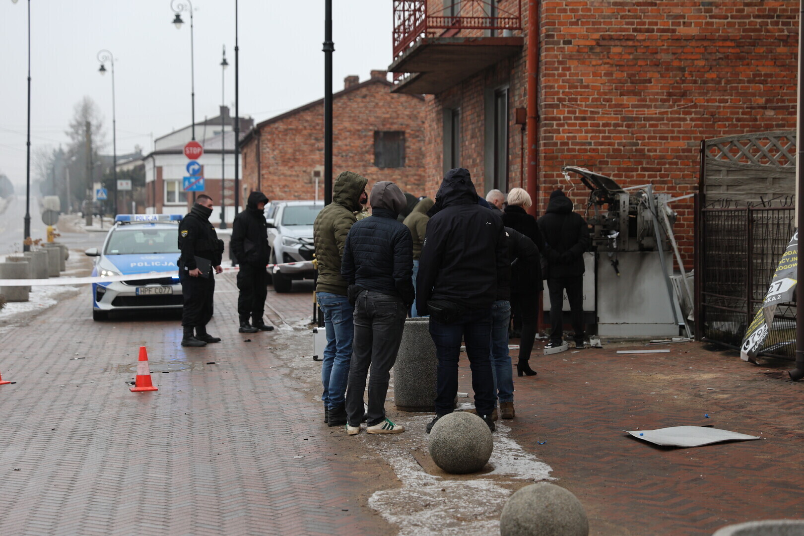 Wysadzili bankomat w centrum Gorzkowic pod Piotrkowem. Sprawcy uciekli bez łupu