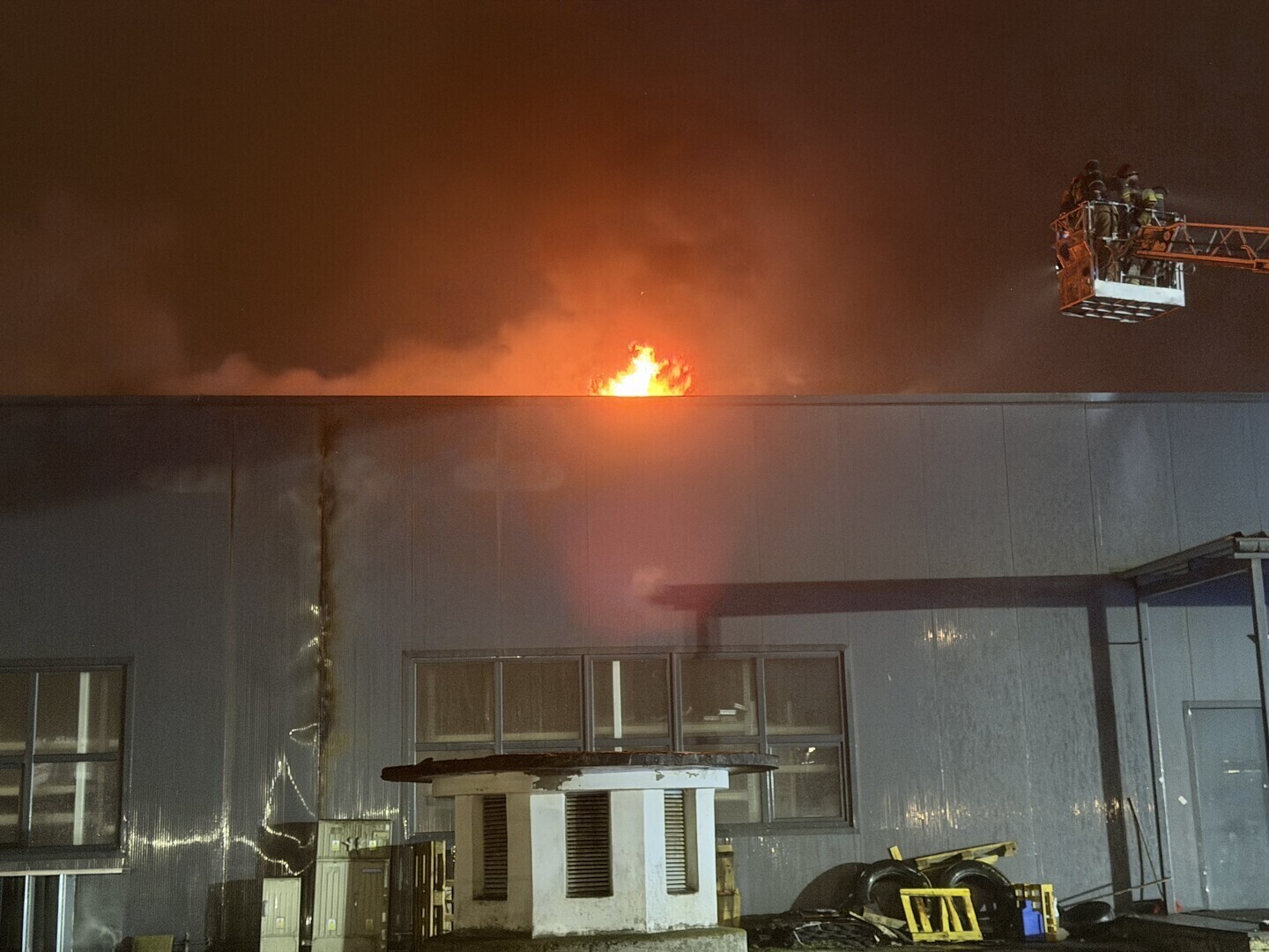 Groźny pożar hurtowni motoryzacyjnej. Spłonęła część dachu straty będą ogromne