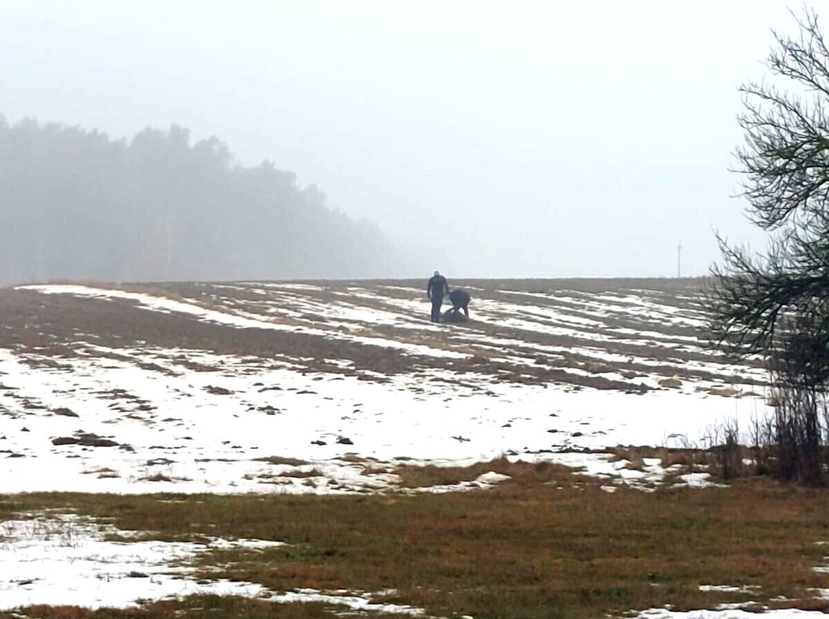 Policjanci z Sulejowa zatrzymali poszukiwanego 33-latka po pościgu przez pola