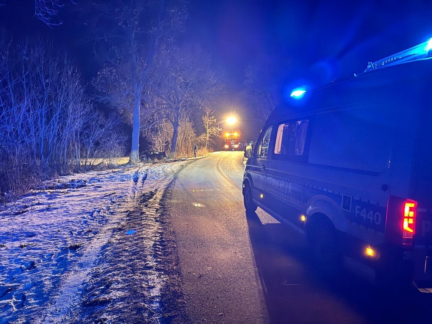 32-latek uderzył w drzewo. Trafił do szpitala