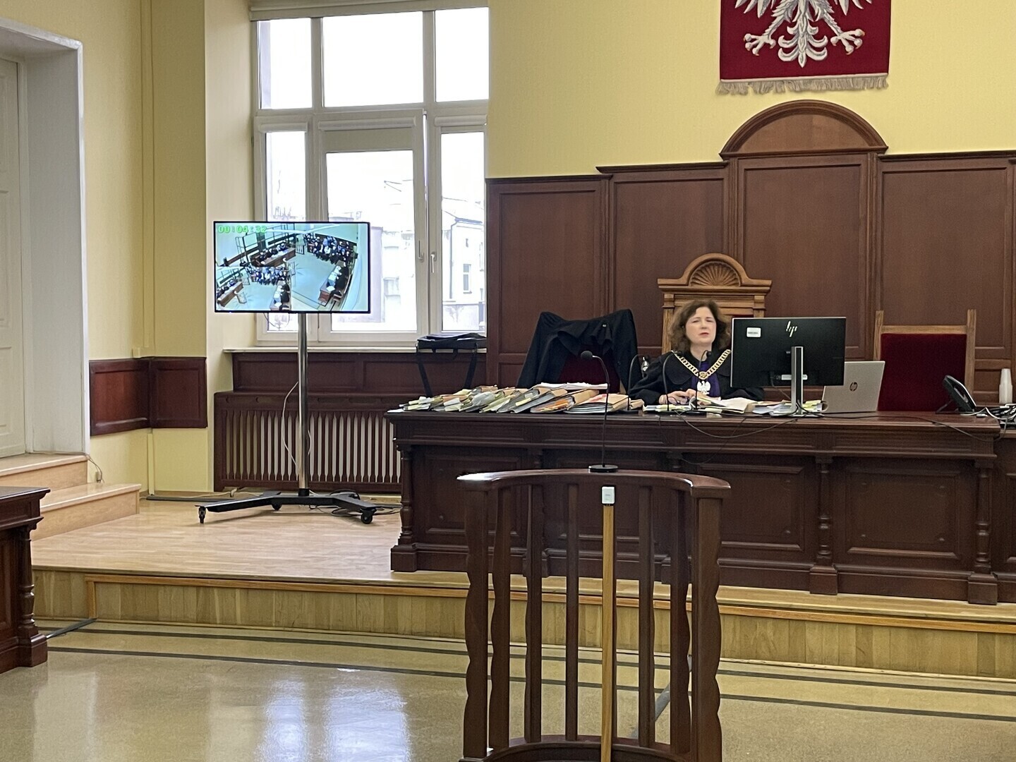 Kolejna rozprawa Sebastiana M. przed Sądem Rejonowym w Piotrkowie Dziecko miało nogi położone na kolanach osoby dorosłej z tyłu