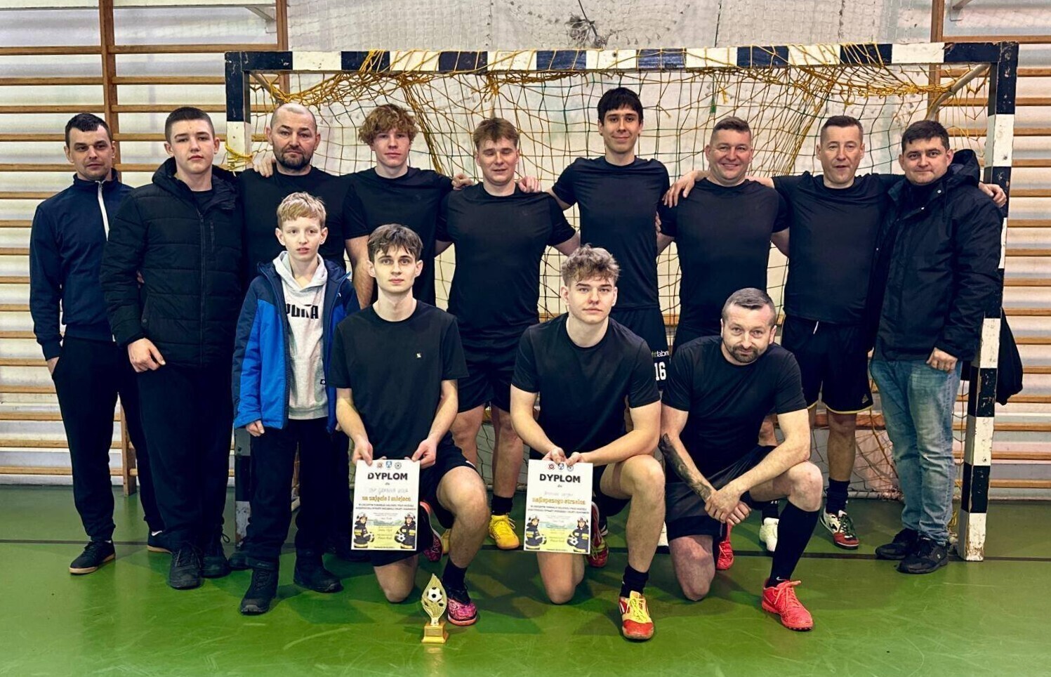 Sportowa rywalizacja strażacka solidarność i duch fair play. Gminne Halowe Zawody w Piłce Nożnej Drużyn OSP połączyły strażaków z całej gminy Czarnocin