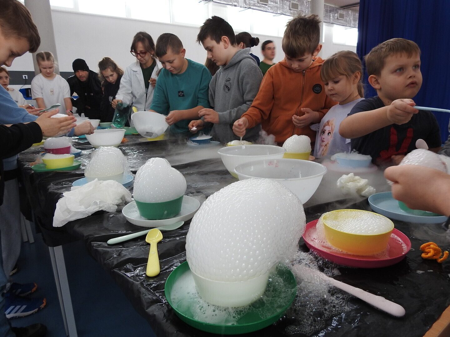 Efektowne i pełne naukowych ciekawostek warsztaty Suchy Lód w Aleksandrowie ferie łączące naukę zabawę i kreatywność