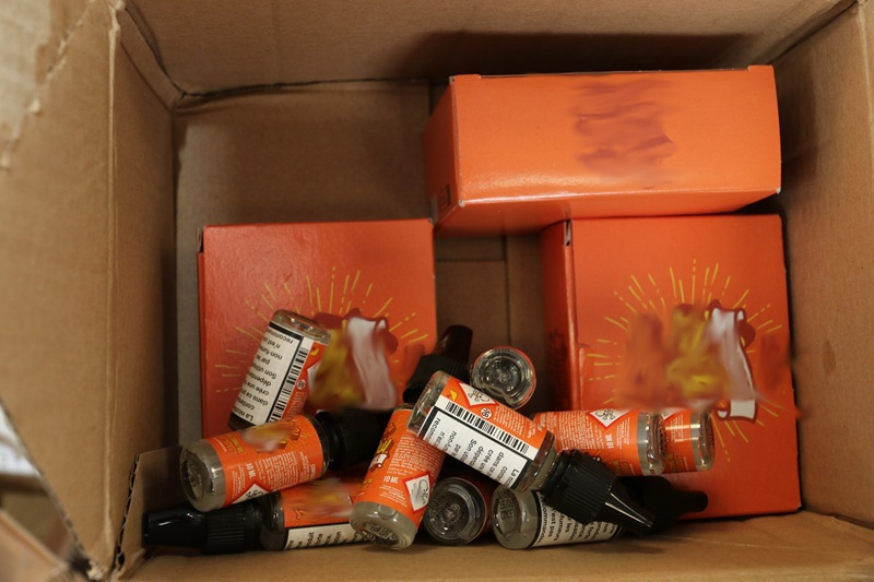 KAS przechwyciła nielegalne towary w przesyłkach kurierskich. W akcji pomogły psy służbowe