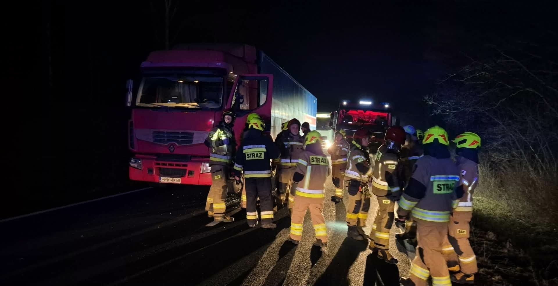 Zderzenie ciężarówek na DK74. Jeden z kierowców ranny drugi odjechał z miejsca zdarzenia