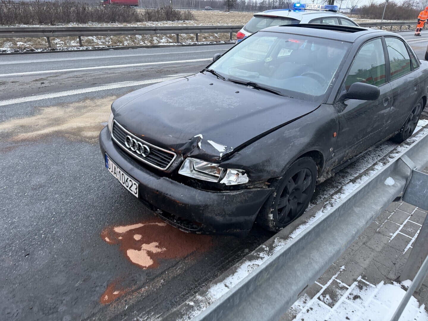 Kompletnie pijany Ukrainiec bez prawa jazdy rozbił audi na węźle Piotrków Trybunalski Północ