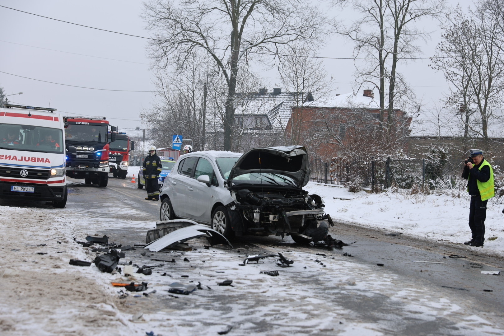 Trzy auta rozbite w Bujnach. Kilka osób poszkodowanych droga zablokowana