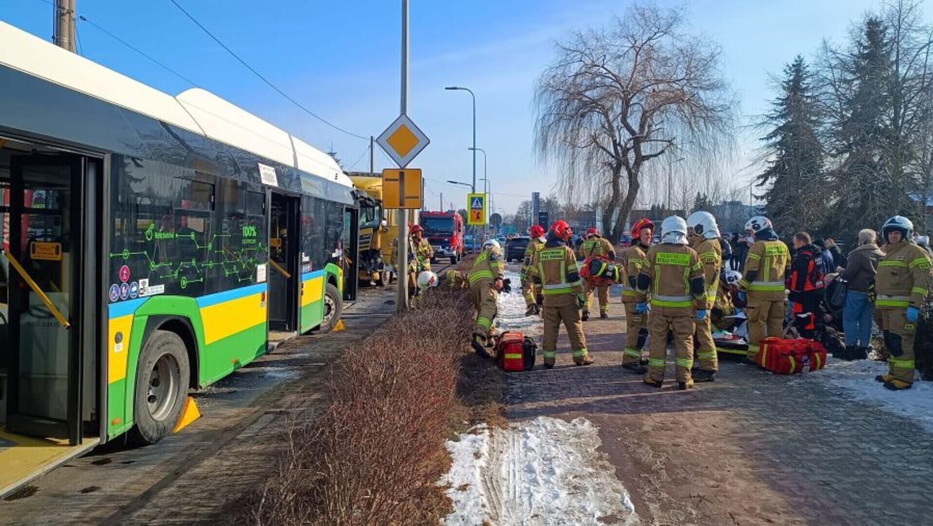 Karambol z udziałem ciężarówki i autobusu MZK. Kilka osób rannych