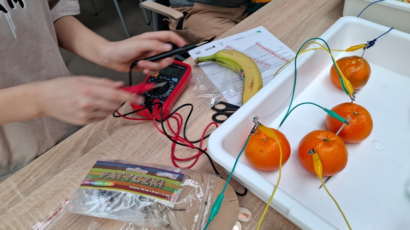 Bateria z cytryny i banana Warsztaty Czysta energia Mediatece