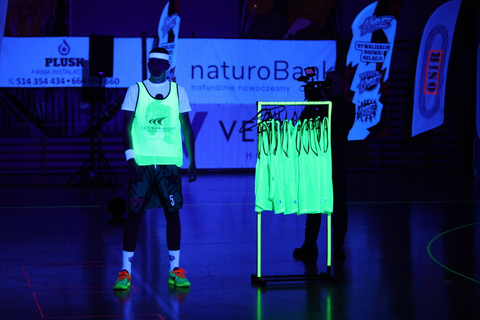 Tego jeszcze nie grali Koszykówka w ciemnościach przyciągnęła tłumy