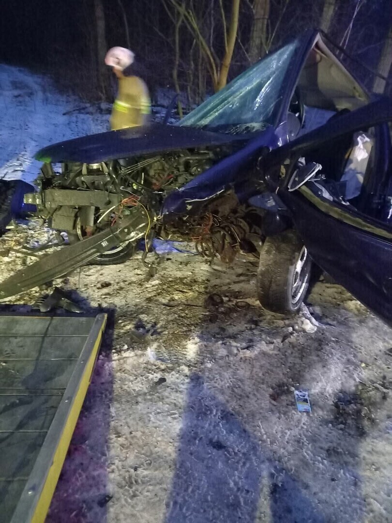 Auto uderzyło w przepust w Straszowie. Kierowca w ciężkim stanie trafił do szpitala