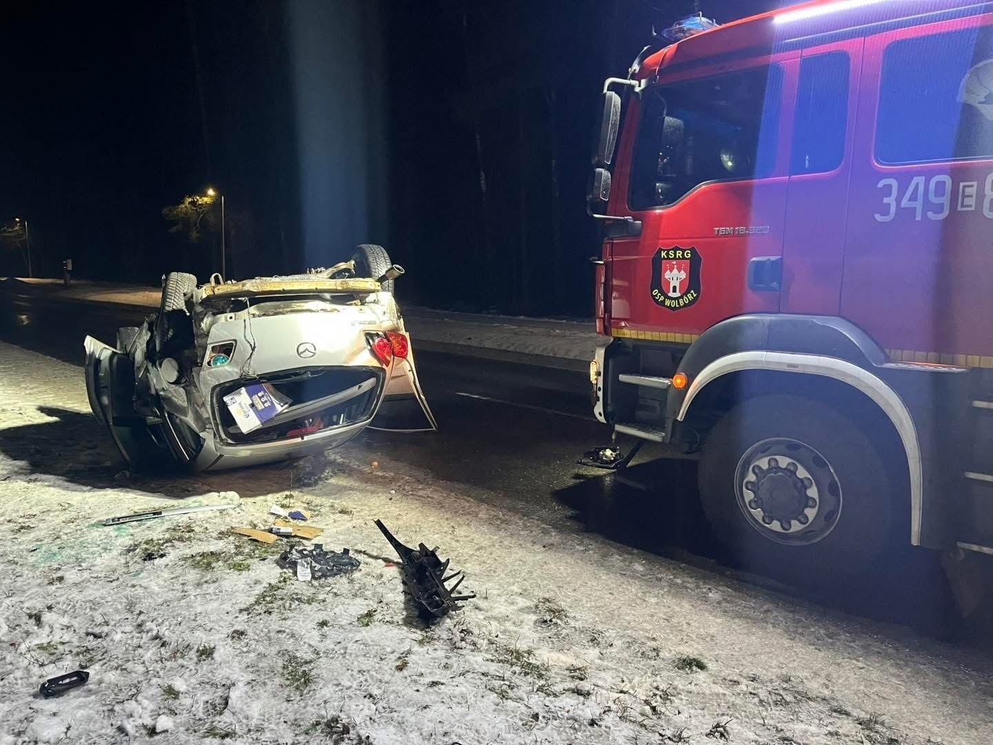 Mazda dachowała tuż przy stacji paliw w Wolborzu. Kierowca uciekł