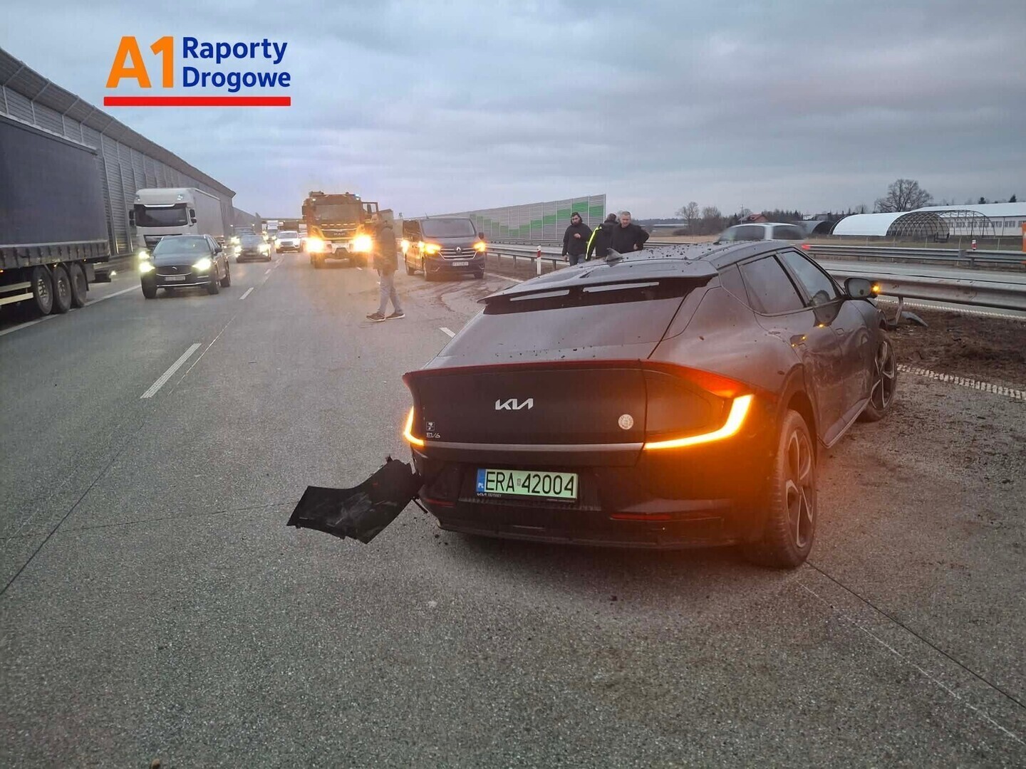 Elektryczna Kia EV6 uderzyła w bariery na A1. Zablokowane dwa pasy w kierunku Katowic