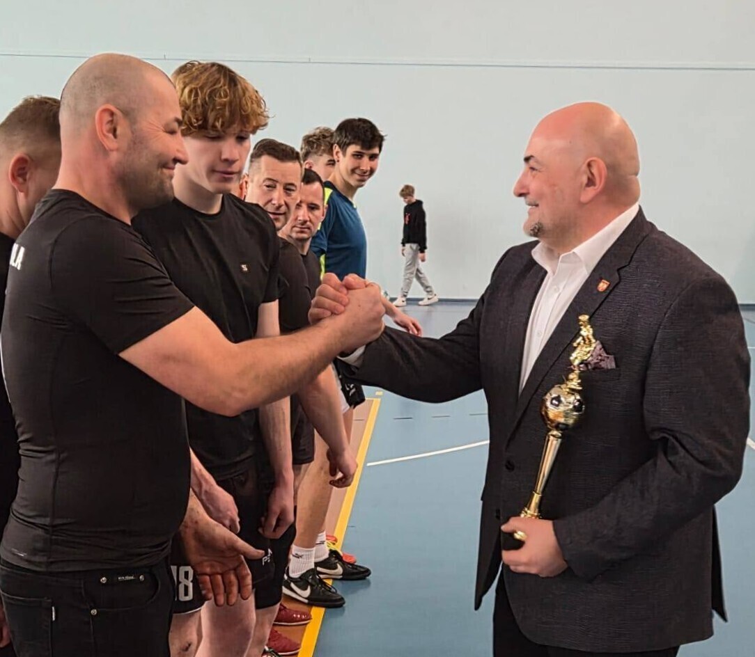 Halowy Turniej Piłki Nożnej Strażaków. Podwójny sukces drużyn z gminy Czarnocin