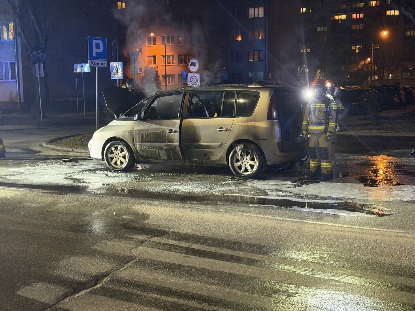 Pożar samochodu na Kostromskiej. Ulica była zablokowana autobusy jeździły objazdami